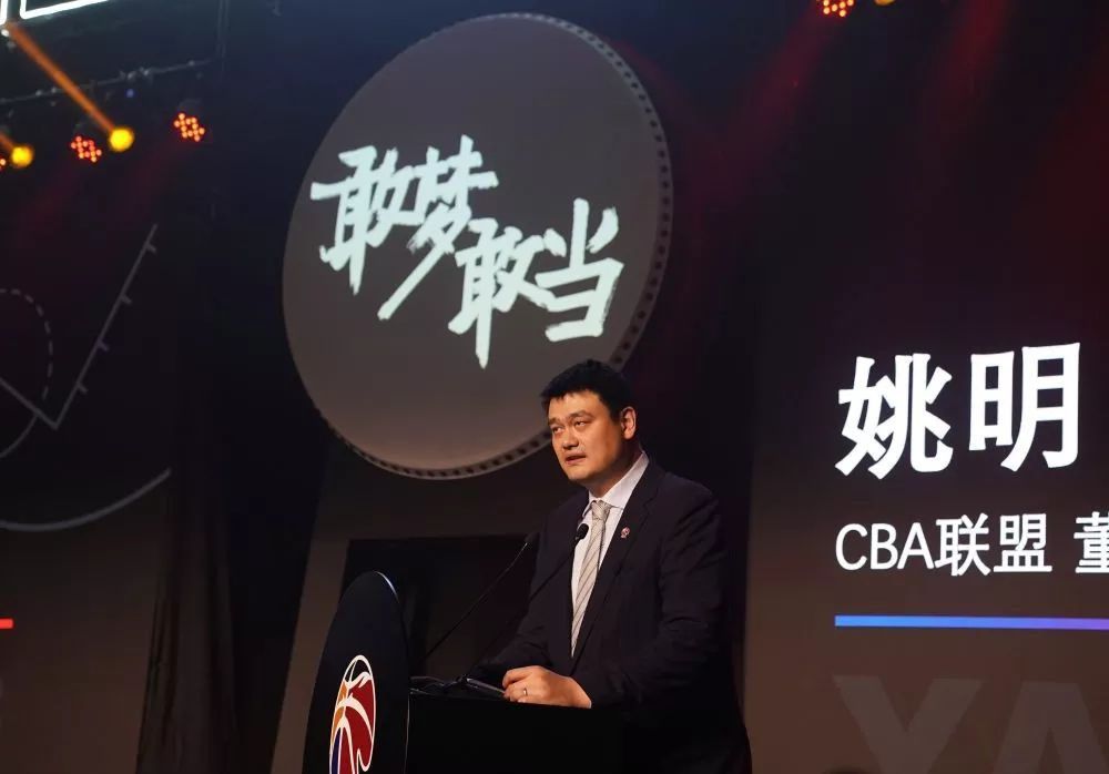 陈肇钟见他眼眶通红、泪流不止，便开口笑道：强仔，我无儿无女，自从你来了之后，我这些年在后厨做烧鹅，从没在你面前藏过手艺，我相信你也把我这点手艺学的八、九不离十了，以后只要警察没找上你，你就好好经营这家店，多攒些钱，如果有机会，就回东南亚拿回自己原本的身份，然后娶妻生子安顿下来。